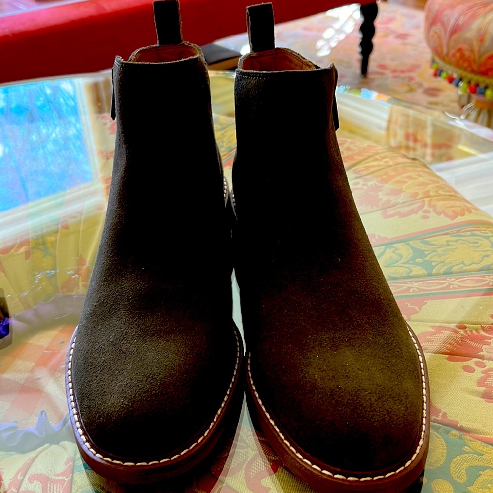 Suede boots with rubber soles 8.5M